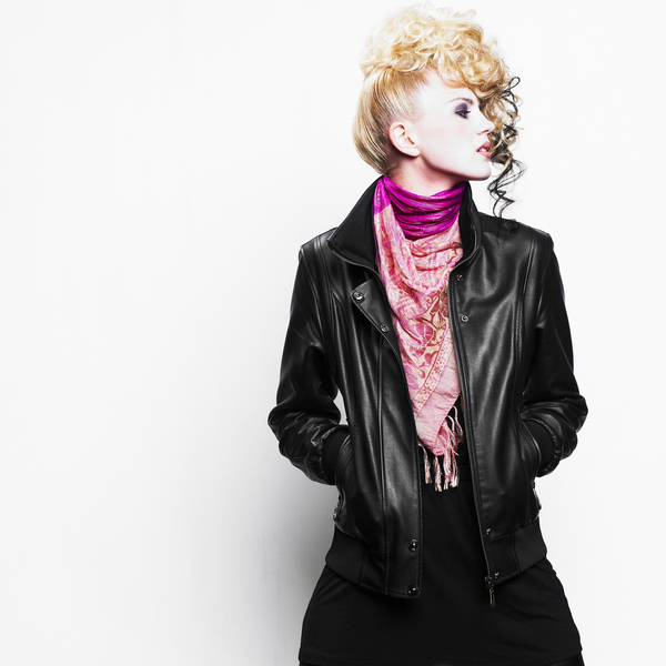 С чем носить кожаную куртку: 3 модных образа