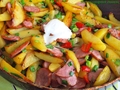 Жареный картофель с колбасой и сладким перцем