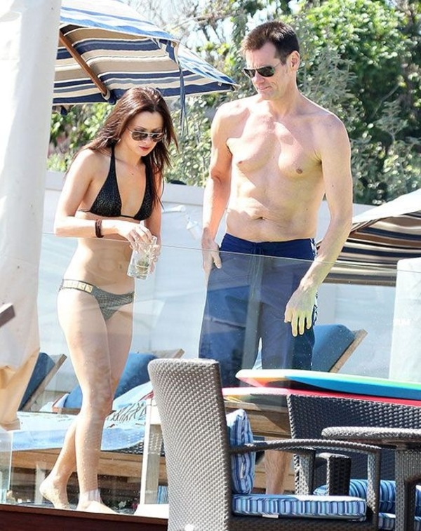 Джим Керри развлекался на пляже с молодой брюнеткой