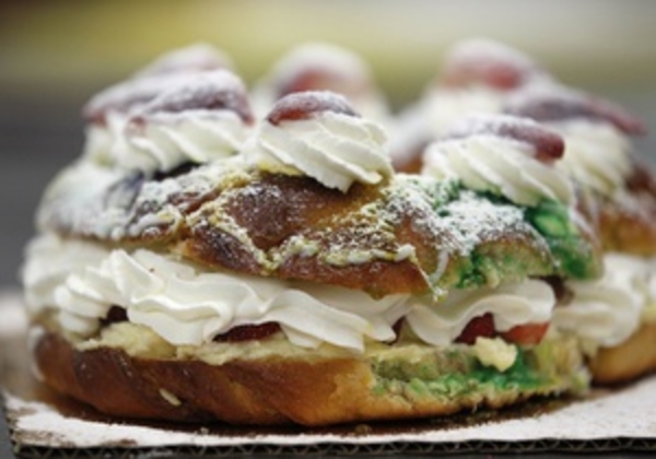 Ученые выяснили, что заставляет без меры есть сладости и вредную пищу