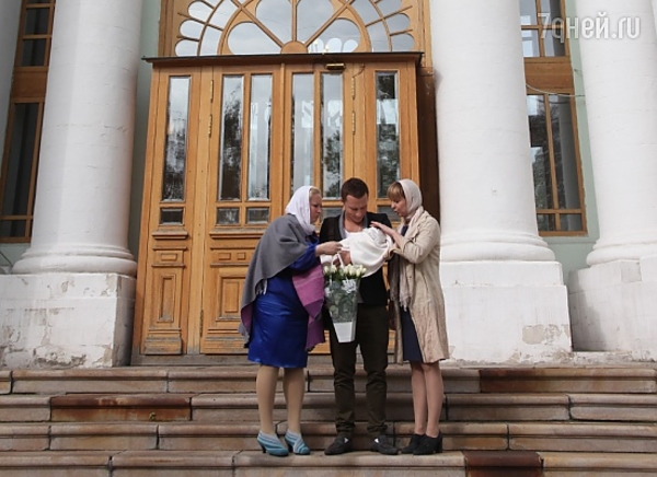 Светлана Пермякова вместе с молодым любовником крестила дочь