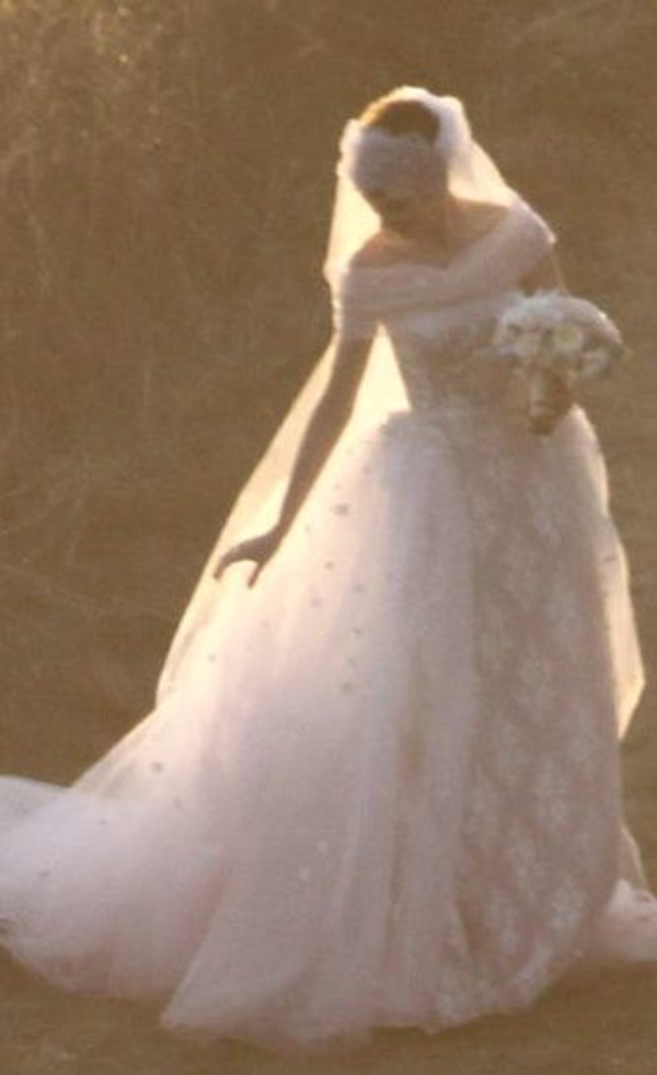 Look дня: Энн Хэтэуэй в свадебном платье