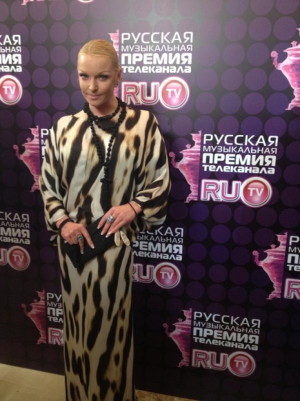 Анастасия Волочкова расстроена: Женщина порвала ей дорогое платье