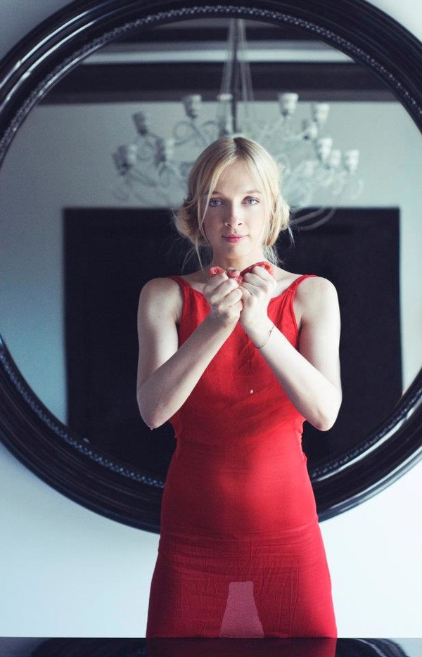 Василиса Фролова выпрашивает у режиссеров роль