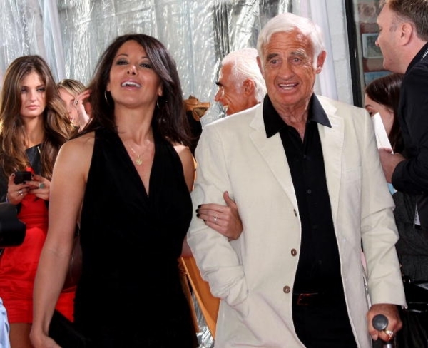 Бельмондо расстался с подружкой, младшей его на 40 лет, из-за жадности