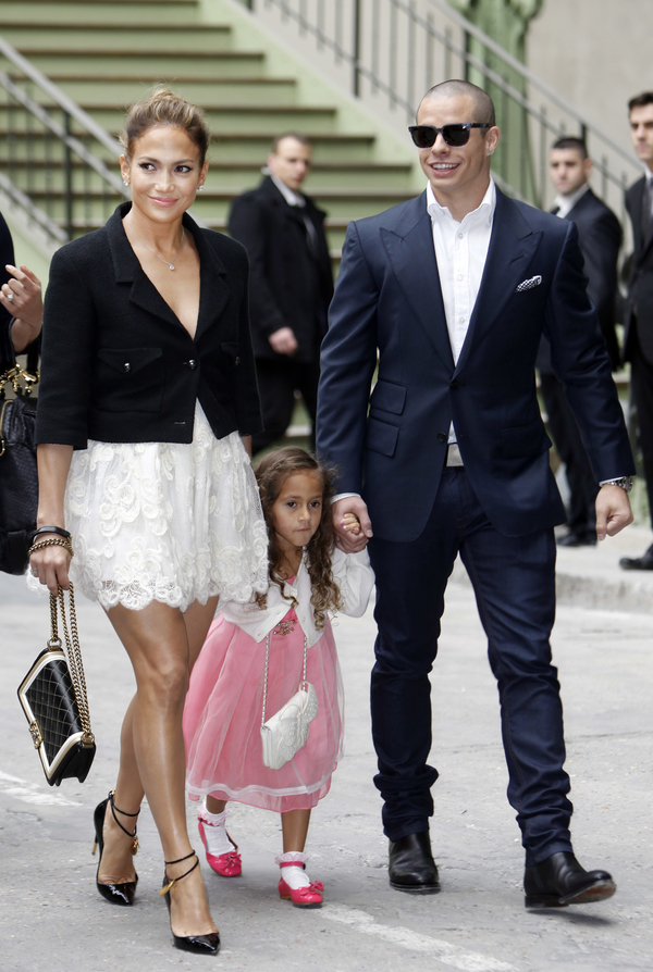 Look  дня: Дженнифер Лопес с дочкой на показе Chanel