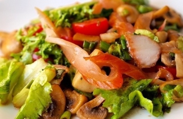 Салат из курицы с грибами: ТОП-5 рецептов