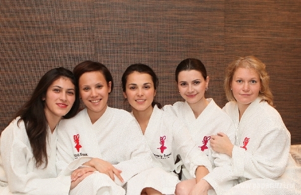 В халате и без макияжа: Сати Казанова отметила день рождения