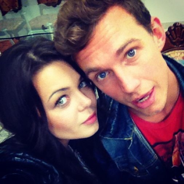 Алина Гросу фотографируется с парнями в маршрутке