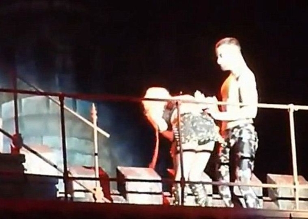 Lady GaGa вырвало прямо на сцене