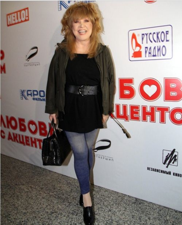 Алла Пугачева пришла на премьеру фильма в узких джинсах