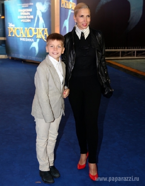 Алена Свиридова вышла в свет с сыном