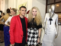 Звезды разрисовали дизайнерское платье Анастасии Ивановой и картину Олега Тистола