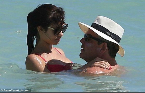 Ольга Куриленко обласкала на пляже 50-летнего бойфренда