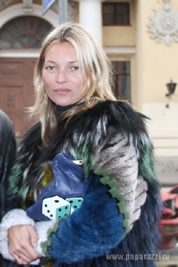 Кейт Мосс тайно посетила Петербург: Модель гуляла по городу без макияжа