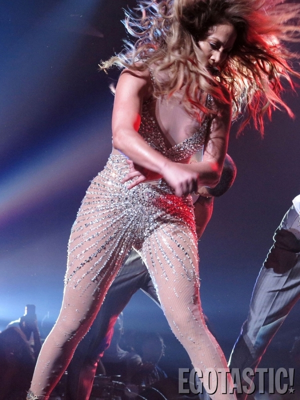 Дженнифер Лопес снова "сверкнула" грудью