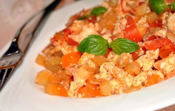 Как приготовить омлет с овощами на завтрак (ВИДЕО)