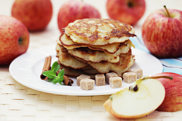 Оладьи с яблоками: ТОП-5 рецептов
