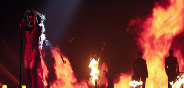 На съемках шоу у Натальи Могилевской загорелось платье