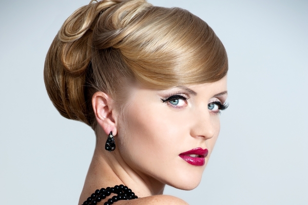 Модный осенний макияж со стрелками на глазах