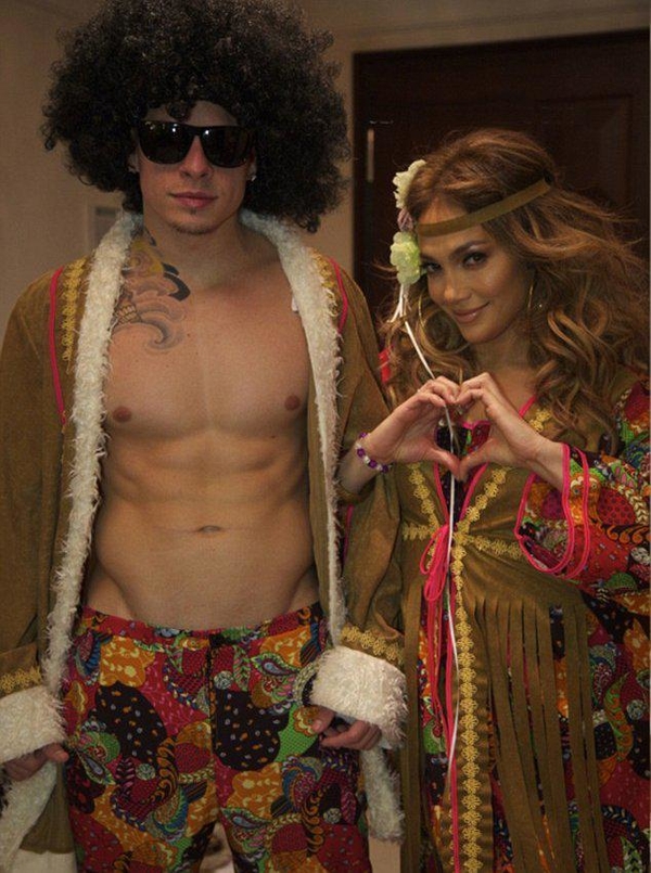 Дженнифер Лопес и ее молодой любовник разоделись на Хэллоуин