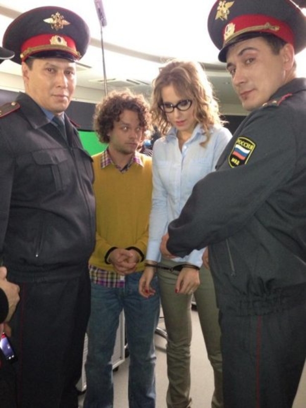 В Сеть попал снимок Ксении Собчак в наручниках