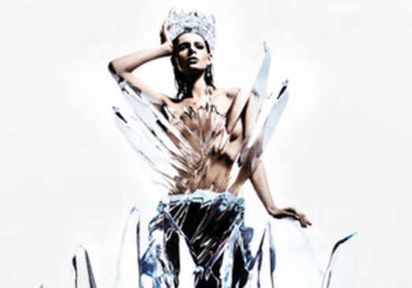 Дизайнеры создали ледяное платье весом в 2,5 тонны