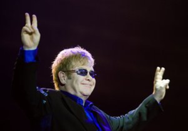 Элтон Джон возглавил рейтинг самых успешных синглов в истории Великобритании