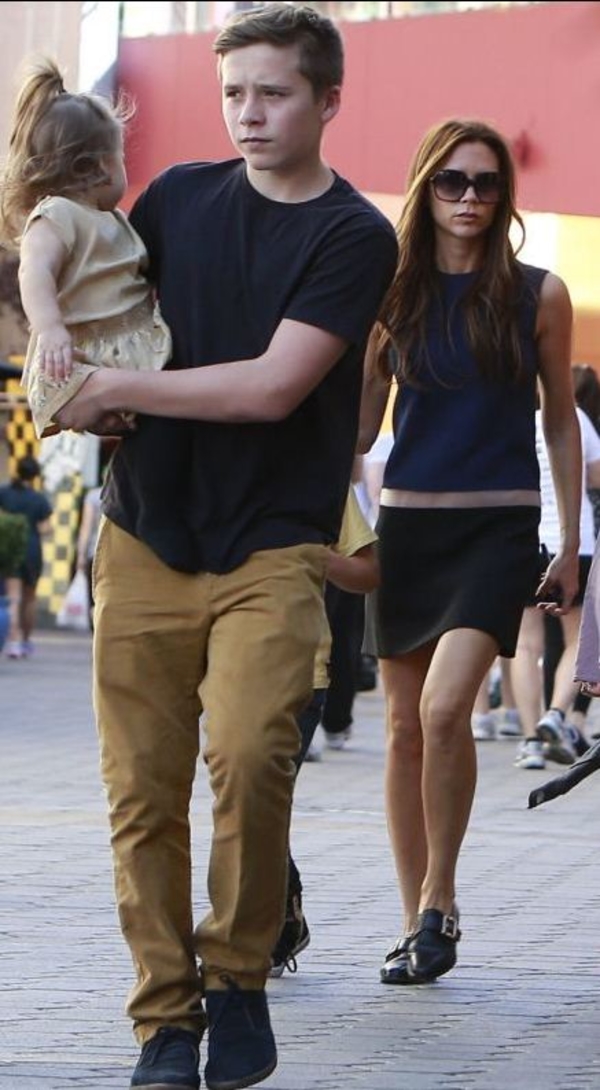 Look дня: Виктория Бекхэм отказалась от каблуков