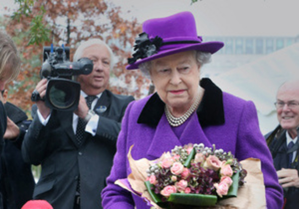 Дизайнер Елизаветы II выпустила книгу о секретах стиля королевы