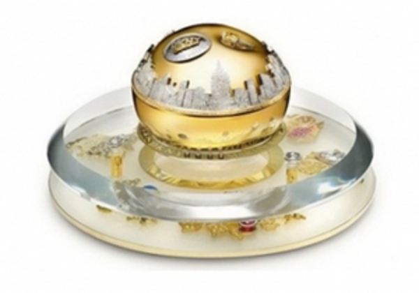 Флакон духов из золота и двух тысяч драгоценных камней отправился в мировое турне