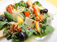 Салат из рукколы, груши, орехов и винограда