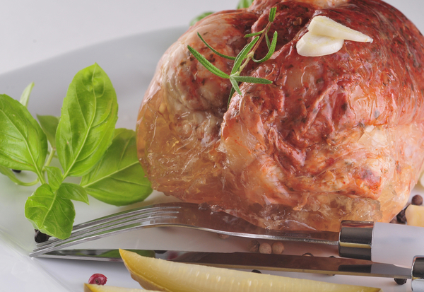 Как приготовить свиную лопатку, запеченную в рукаве (ВИДЕО)