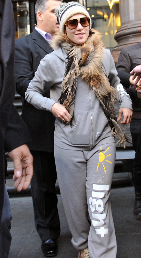 Джей Ло разгуливала по Москве в смешной шапке и спортивном костюме