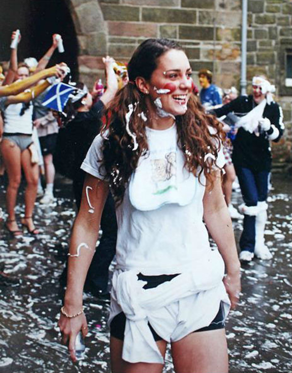 В Сеть попало фото Кейт Миддлтон в слюнявчике и подгузнике