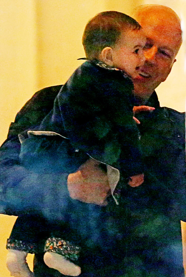 Папарацци засняли трогательную сцену: Брюс Уиллис с 7-месячной дочкой