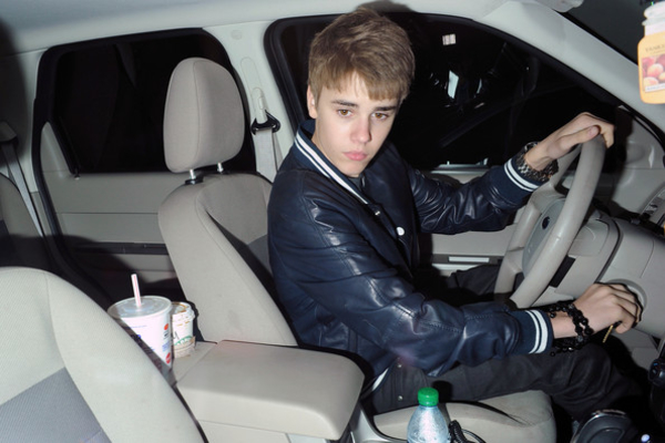 Фото задержания Джастина Бибера на белом Феррари попало в Cеть