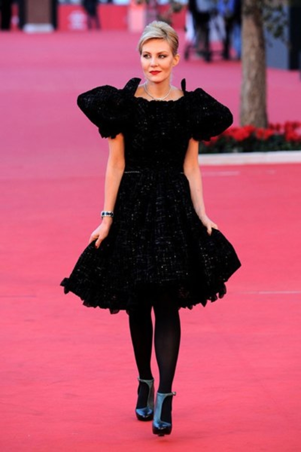 Рената Литвинова на кинофестивале показала обнаженную спину