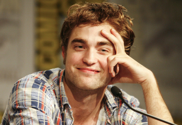 Роберт Паттинсон попросил фанаток отправить ему свои "голые фото"