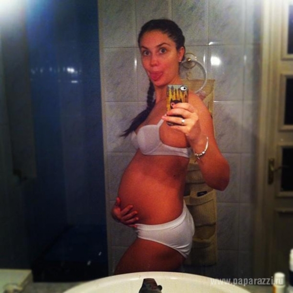 Звезда сериала Закрытая школа Агата Муцениеце показала округлившийся живот