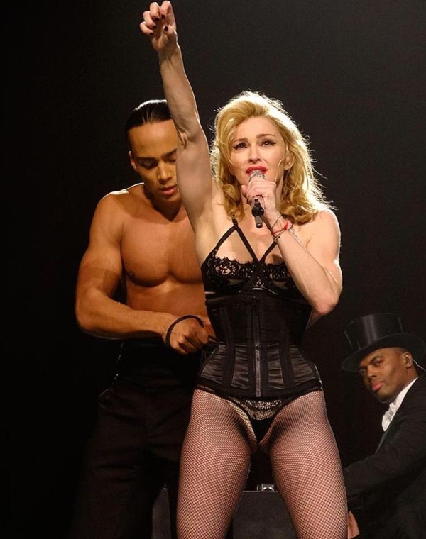 Шокирующее фото Мадонны: Певица надела ультратонкие стринги