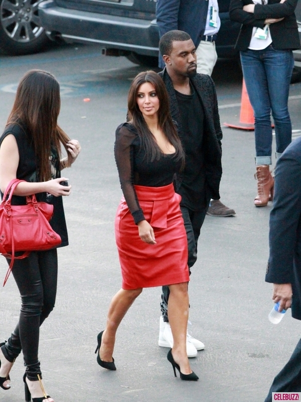 Ким Кардашян слилась в поцелуе со своим парнем