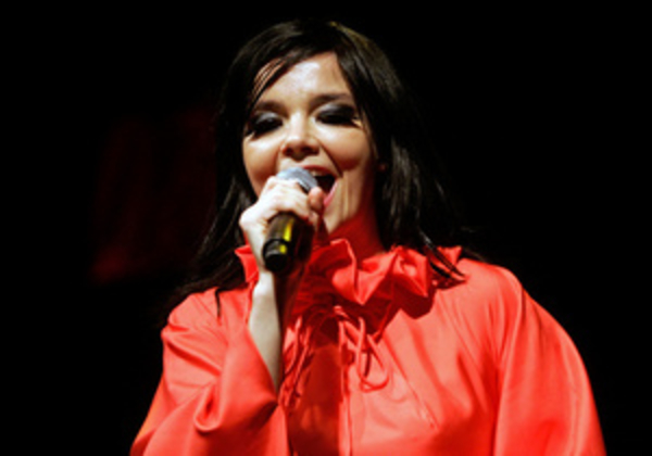 Бьорк перенесла операцию на горле