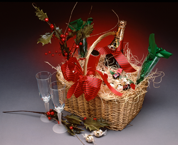 Как сделать новогоднюю подарочную корзину (ВИДЕО)