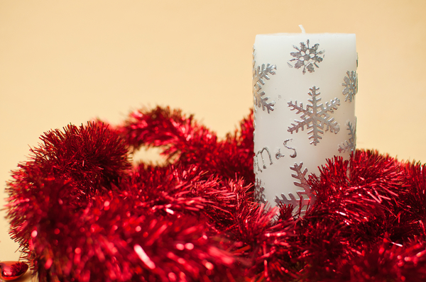 Как украсить новогодний стол свечами: Идеи и полезные советы