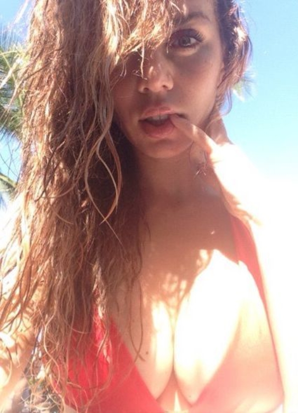 Анна Седокова показала новую порцию фото своих пышных форм в Twitter