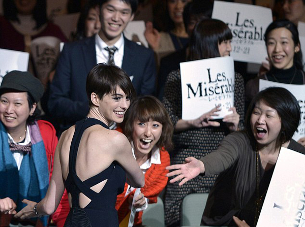 Актриса Энн Хэтэуэй появилась на красной дорожке в рискованном платье