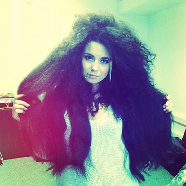 Настя Каменских нарастила волосы и сделала свою шевелюру еще пышней