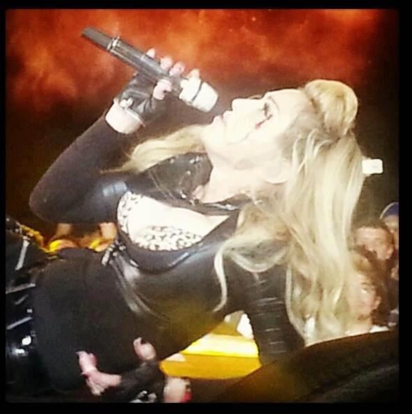 Мадонна упала и разбила лицо на концерте в Колумбии