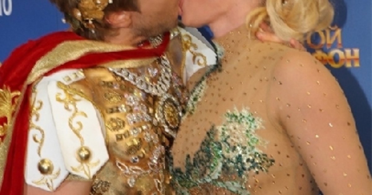 Басков голей. Голый Николай Басков. Золотой граммофон Басков Николай Волочкова. Басков и Волочкова грудь. Поцелуй Баскова и Волочковой